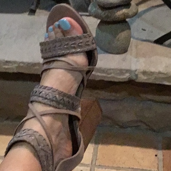 Carlos brand leather strappy open toed heels - Picture 1 of 4
